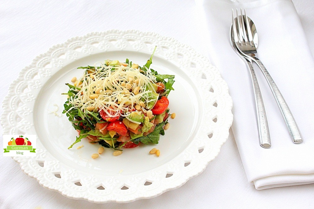 Салат с лососем и авокадо