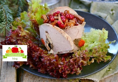 Салат с маринованными грибами и брусникой