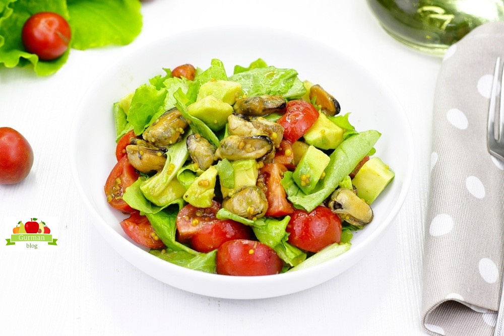 Салат с мидиями и авокадо