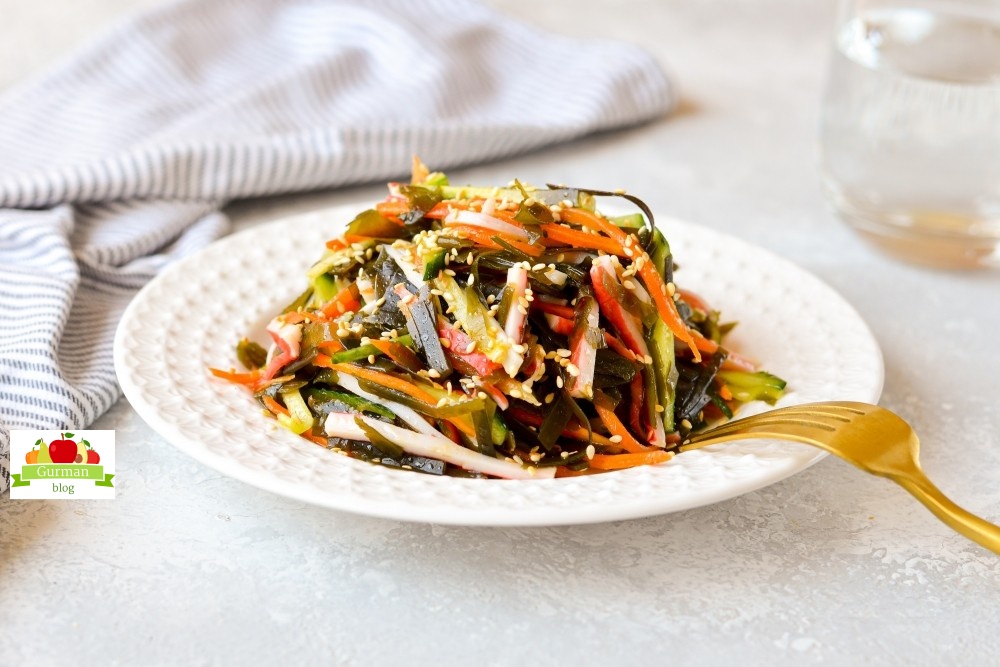 Салат с морской капустой и крабовыми палочками