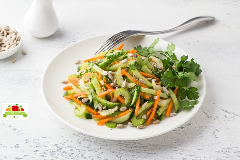 Салат с огурцом, морковью и сельдереем