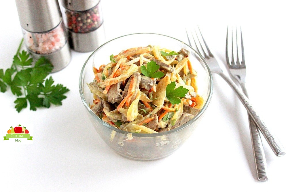 Салат с печенью и солеными огурцами