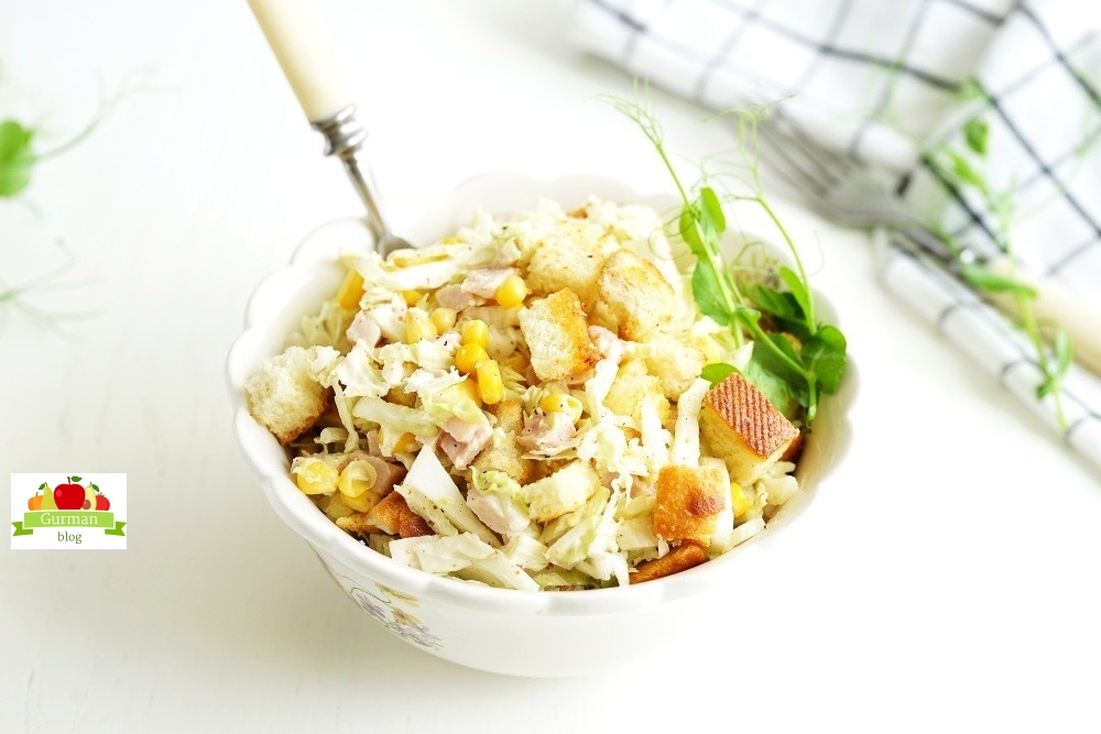 Салат с пекинской капустой и сухариками