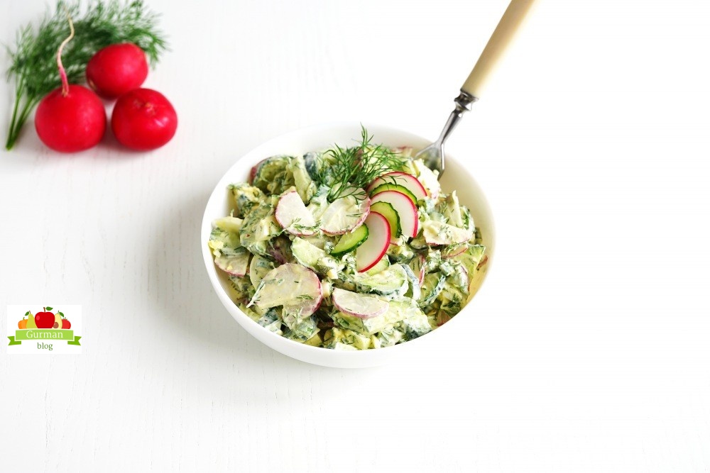 Салат с редиской, огурцом и яйцом