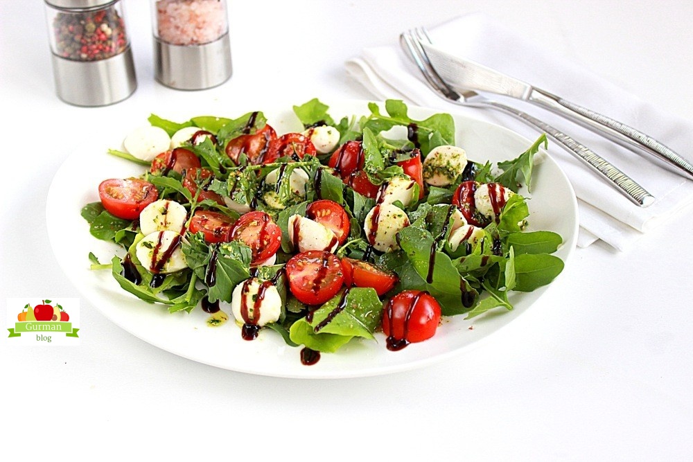 Салат с рукколой, черри и моцареллой