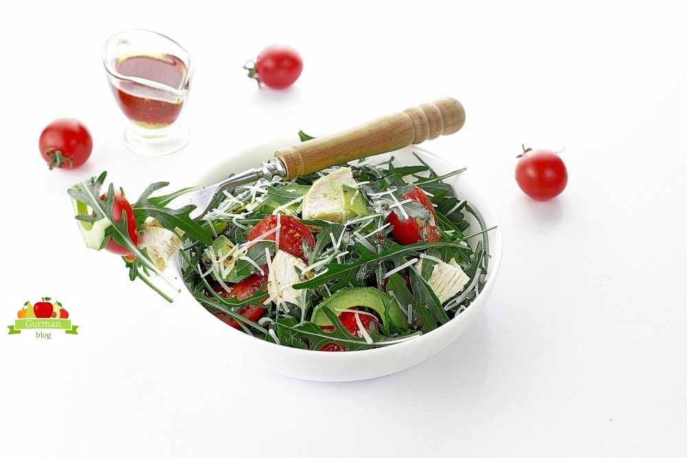 Салат с рукколой и авокадо