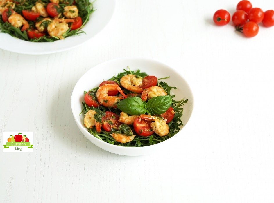 Салат с рукколой и креветками