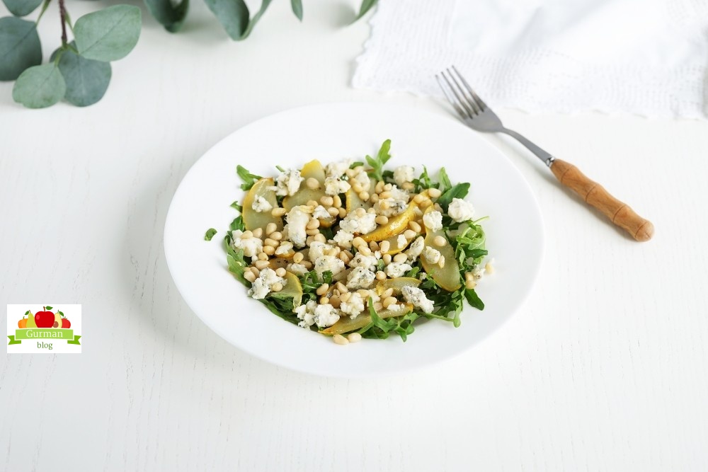 Салат с рукколой, карамельной грушей и голубым сыром