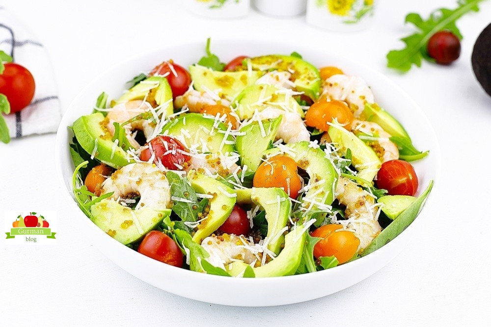 Салат с рукколой, креветками и авокадо