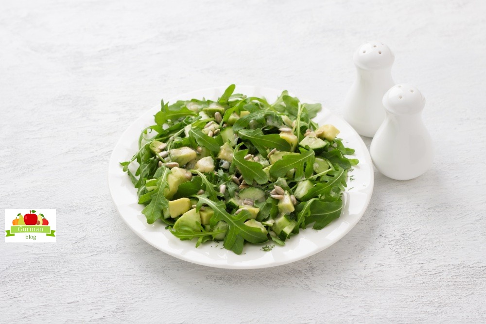 Салат с рукколой, огурцом и авокадо