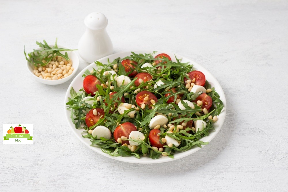 Салат с рукколой, помидорами черри и кедровыми орешками