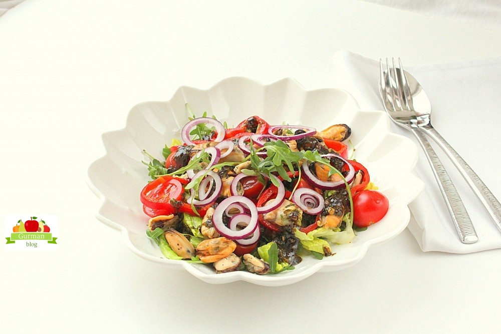 Салат с рукколой, помидорами черри и мидиями