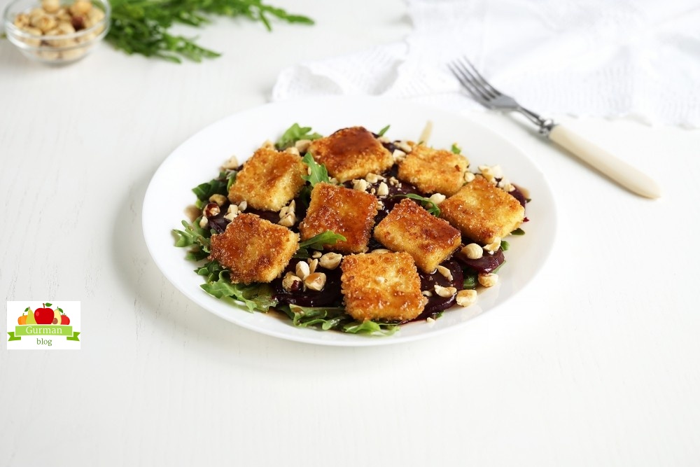 Салат с рукколой, свёклой и жареным сыром