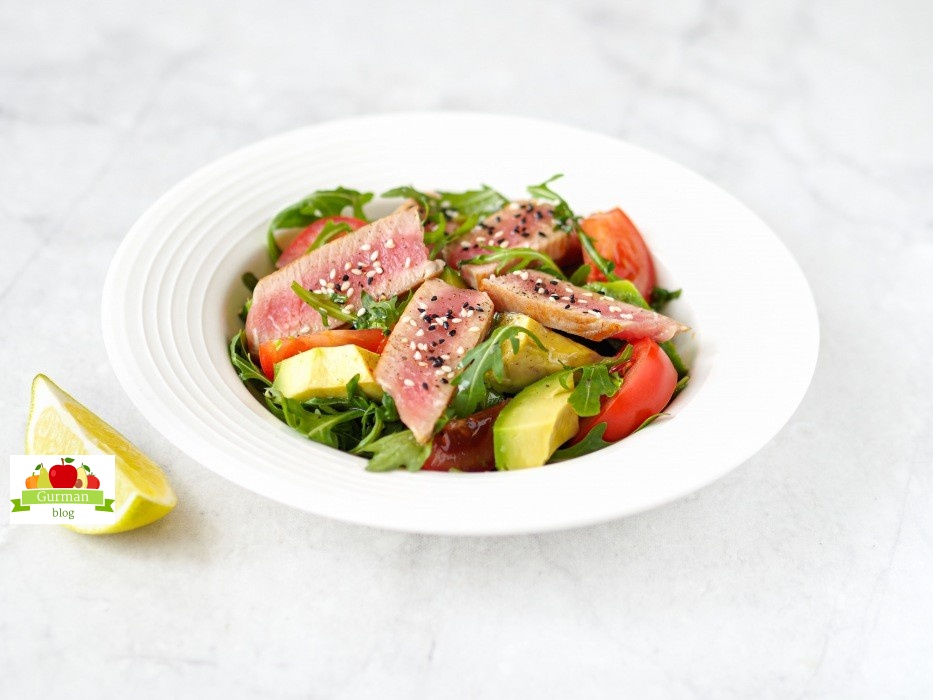 Салат с рукколой, жареным тунцом, помидорами и гранатовым соусом