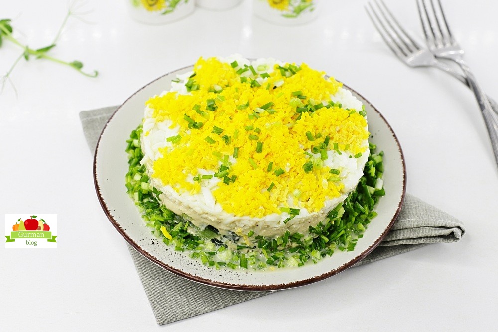 Салат с сайрой, огурцом и яйцом