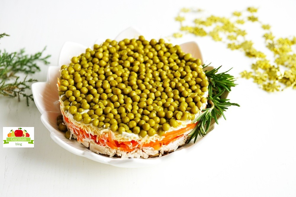 Салат с шампиньонами и курицей на Новый год