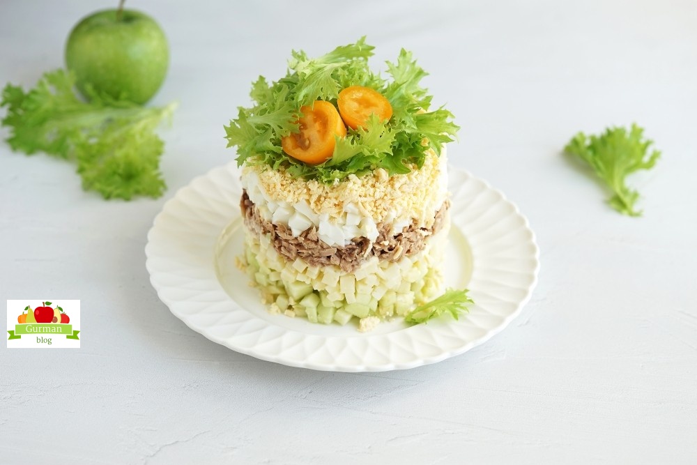 Салат с яблоком и тунцом