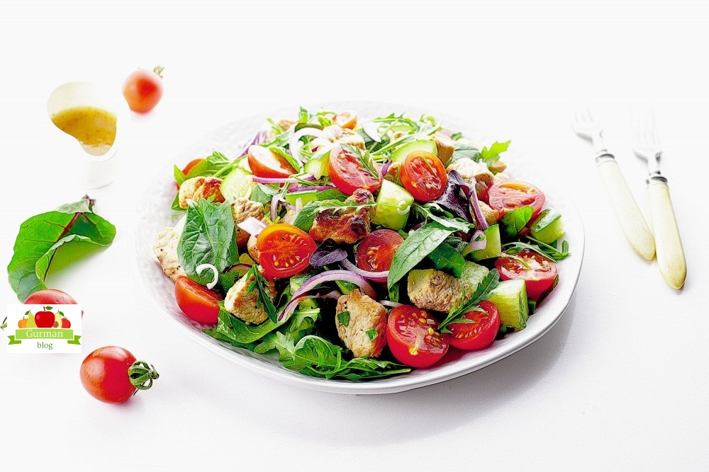 Салат с жареной индейкой и овощами