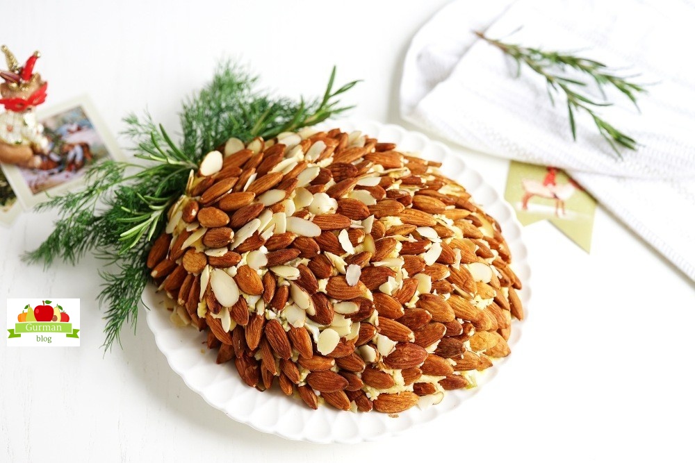 Салат «Шишка» с миндалём и копчёной курицей новогодний