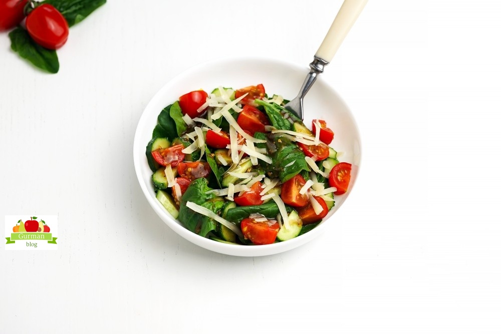 Салат со шпинатом, помидорами черри и пармезаном