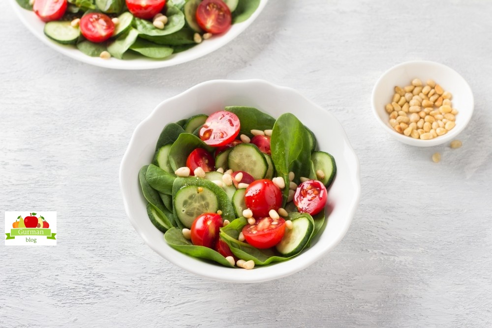 Салат со шпинатом, помидорами и огурцами