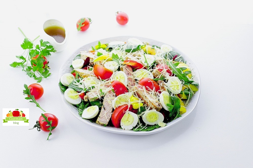 Салат со стейком и перепелиными яйцами