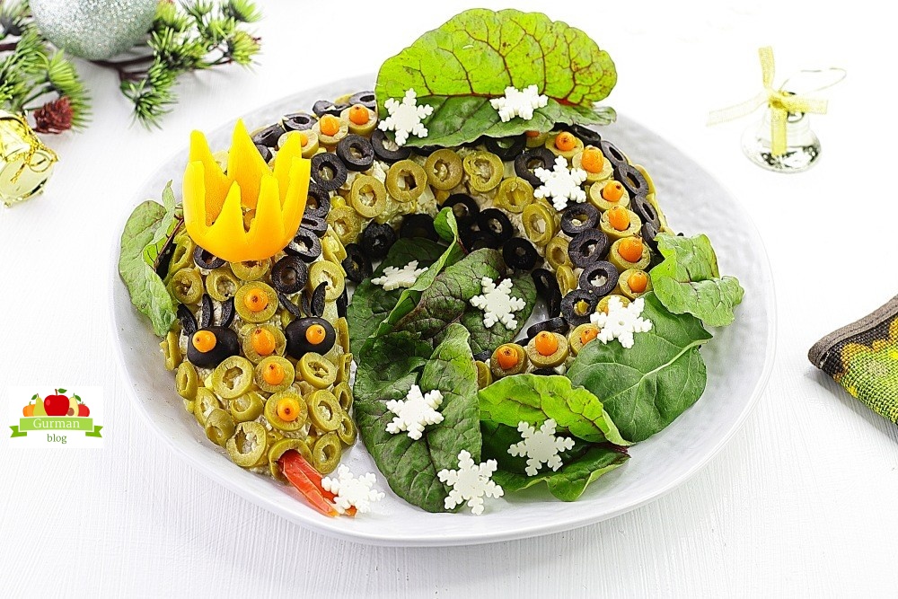 Салат в виде змеи на Новый год 2025