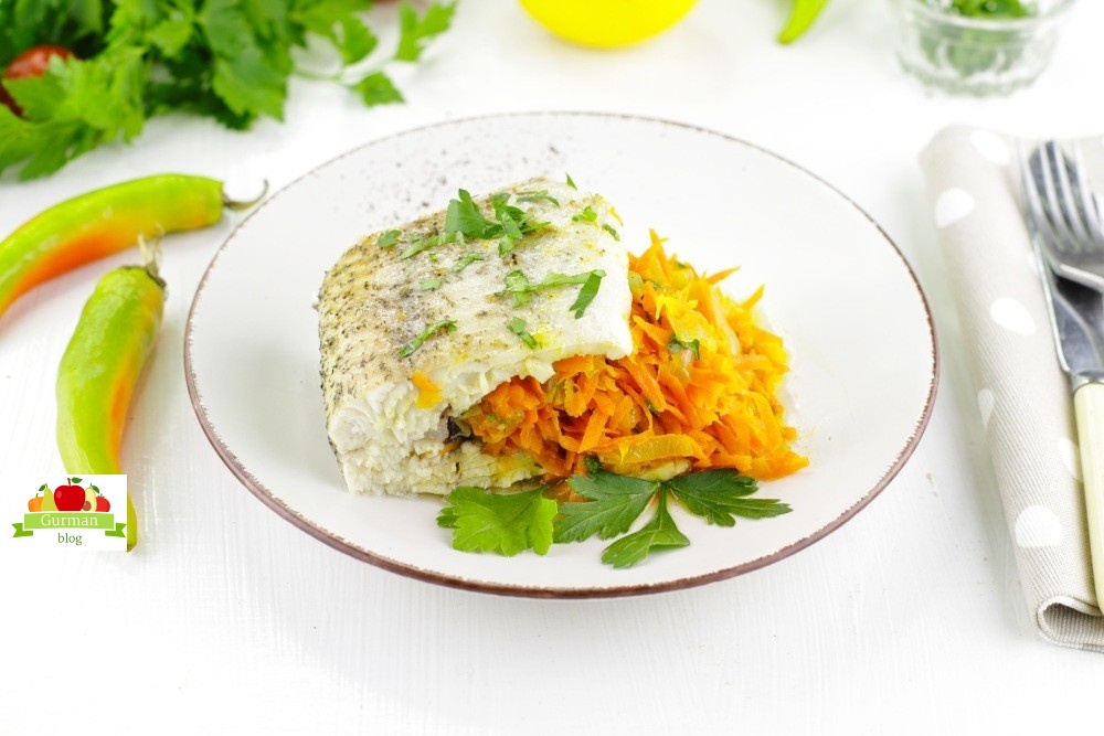 Щука в духовке с морковью и луком