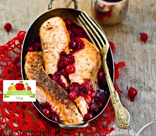 Семга с клюквенным соусом