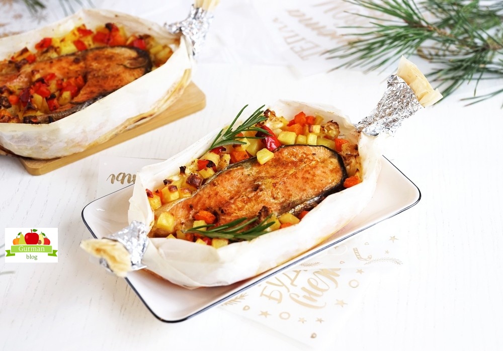 Семга в лодочке из пергамента с овощами