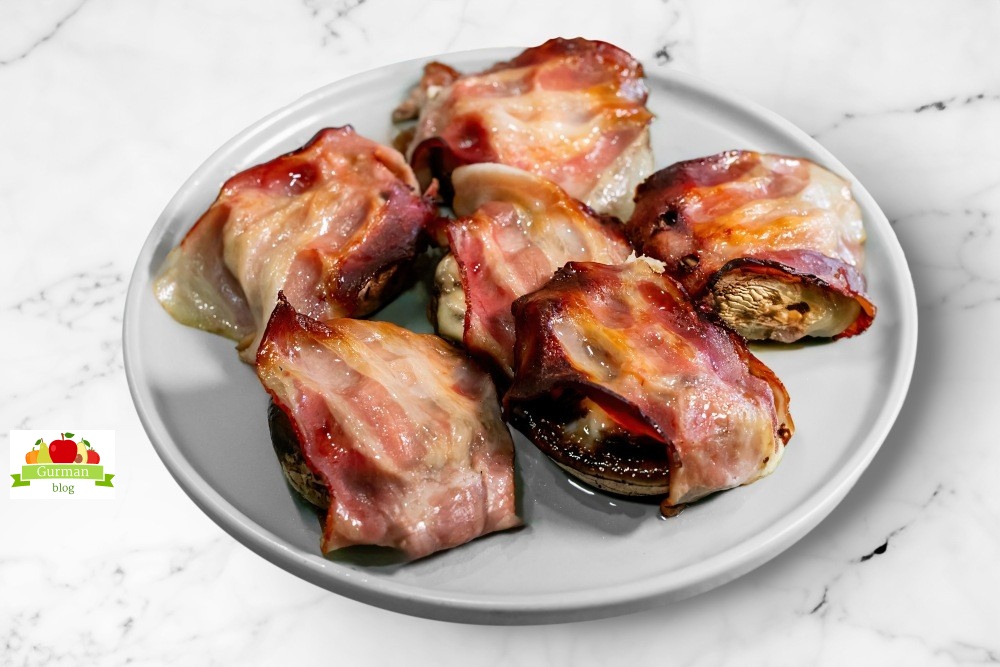 Шампиньоны в беконе в духовке с сыром