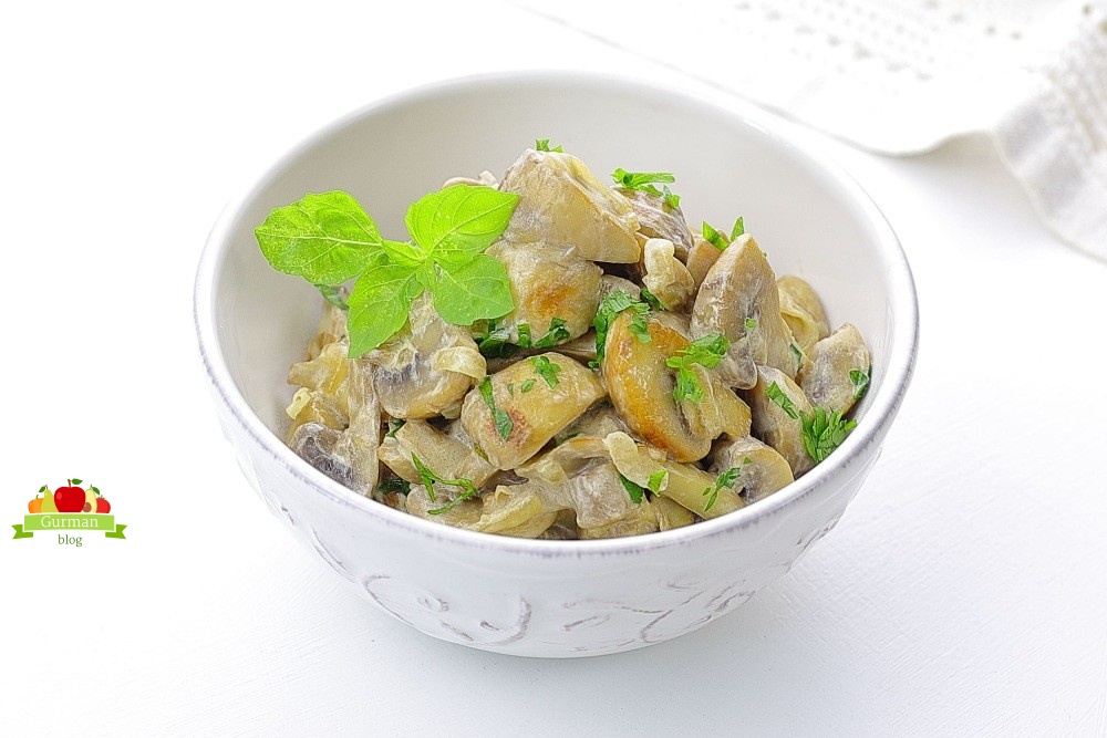 Шампиньоны в сметане с луком на сковороде