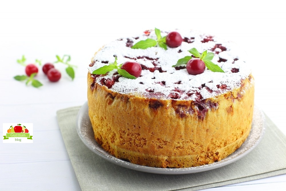 Шарлотка с вишней