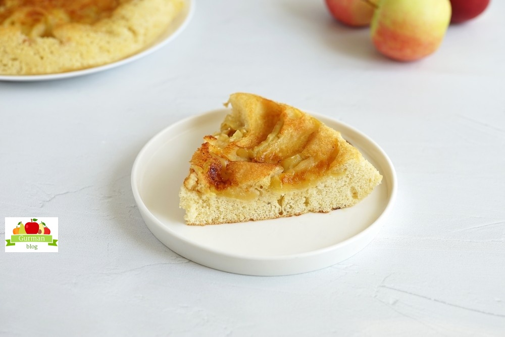 Шарлотка с яблоками на сковороде