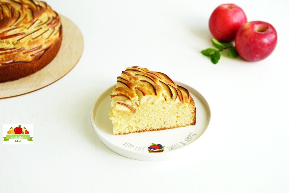 Шарлотка с яблоками на сметане