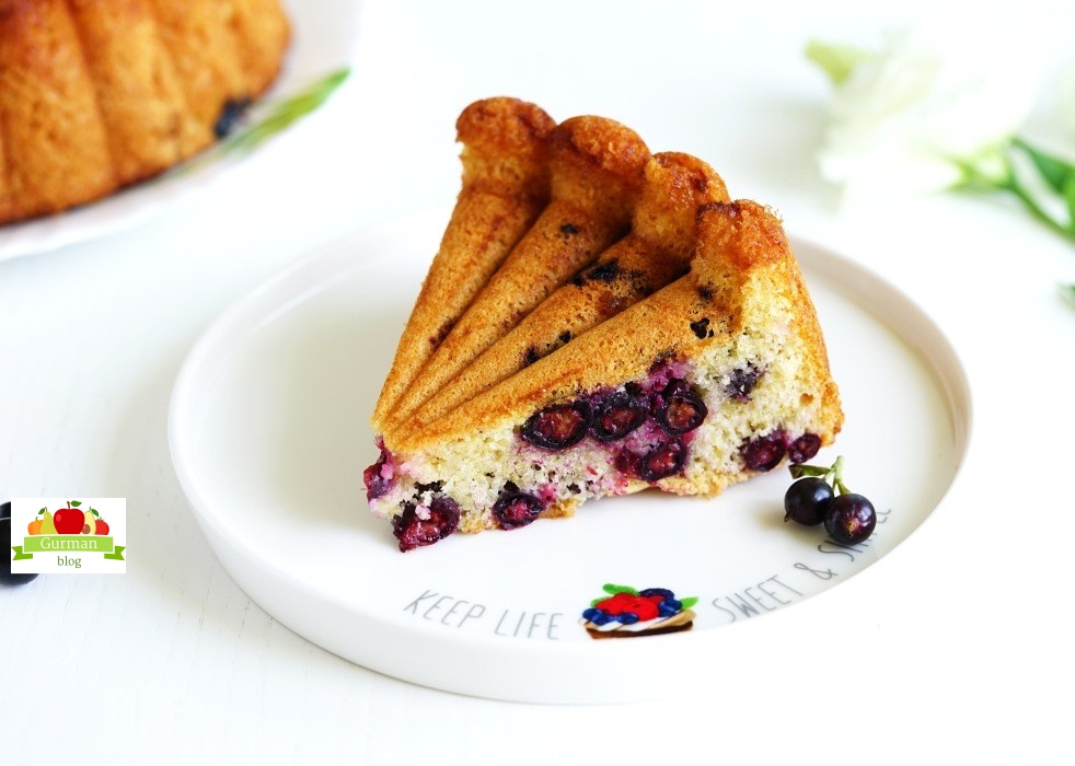 Шарлотка со смородиной