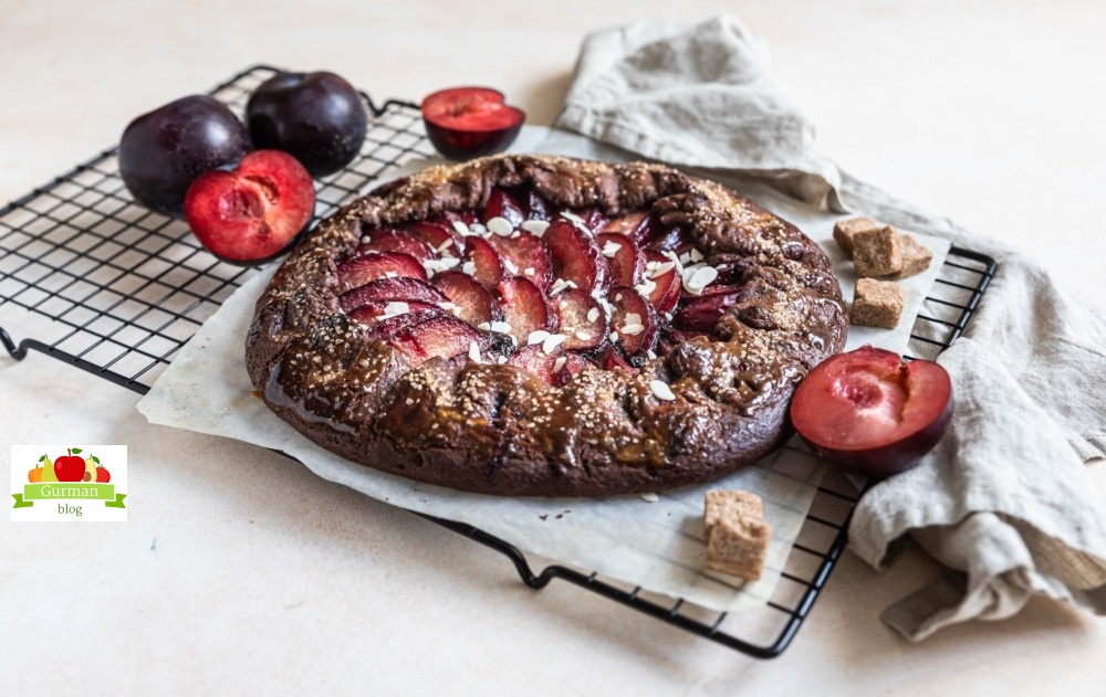 Шоколадная галета со сливой