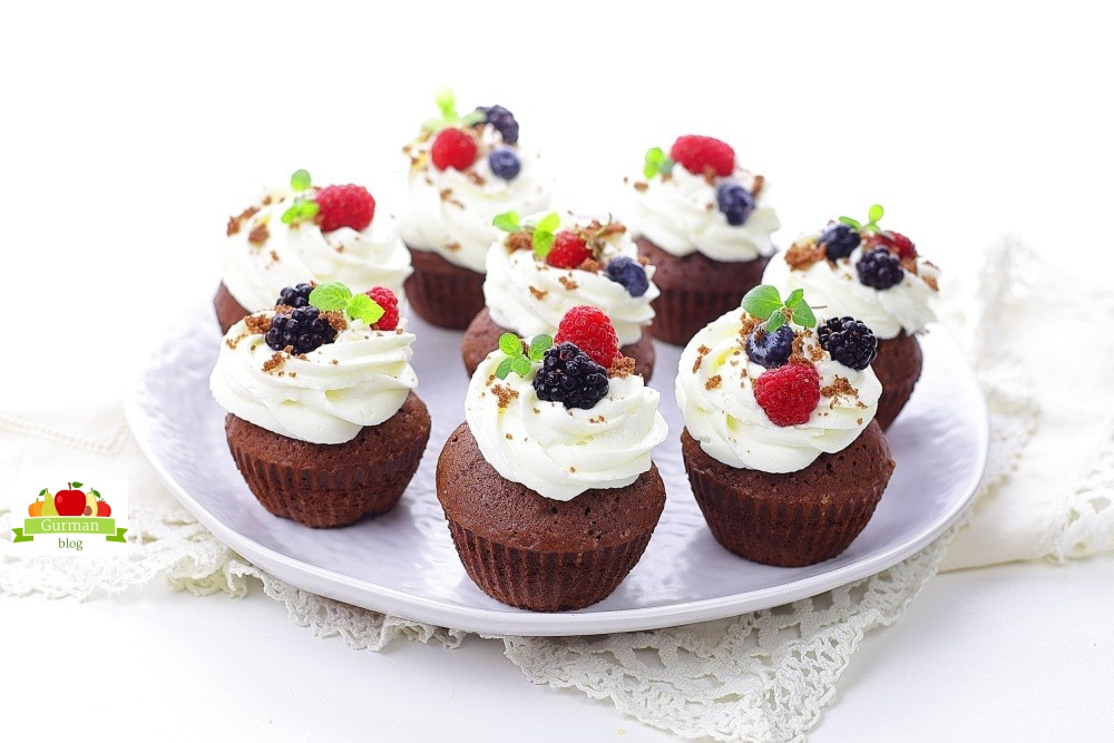 Шоколадные капкейки с крем чизом