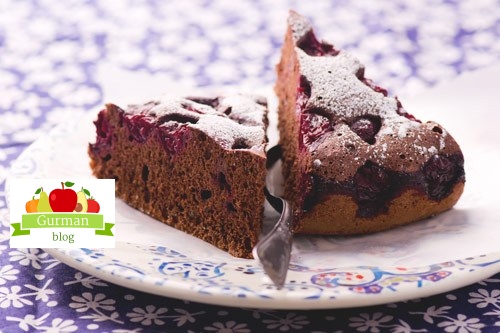 Шоколадный бисквит с вишней в мультиварке