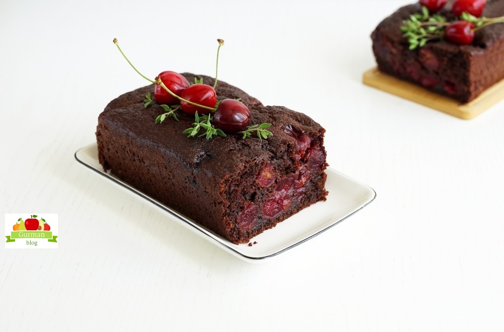 Шоколадный кекс с черешней