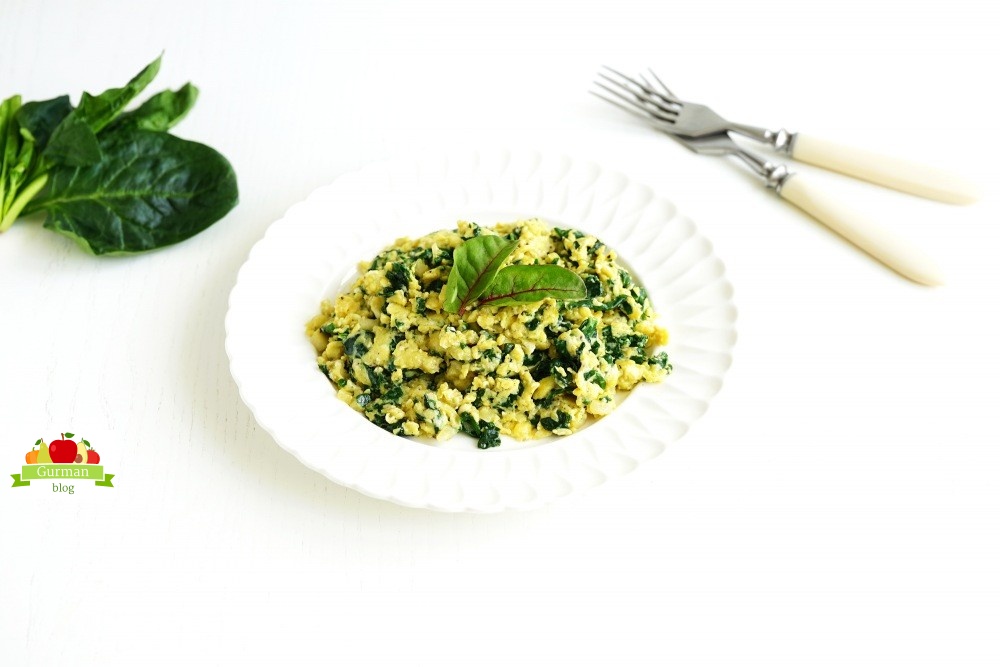 Шпинат с яйцом на сковороде