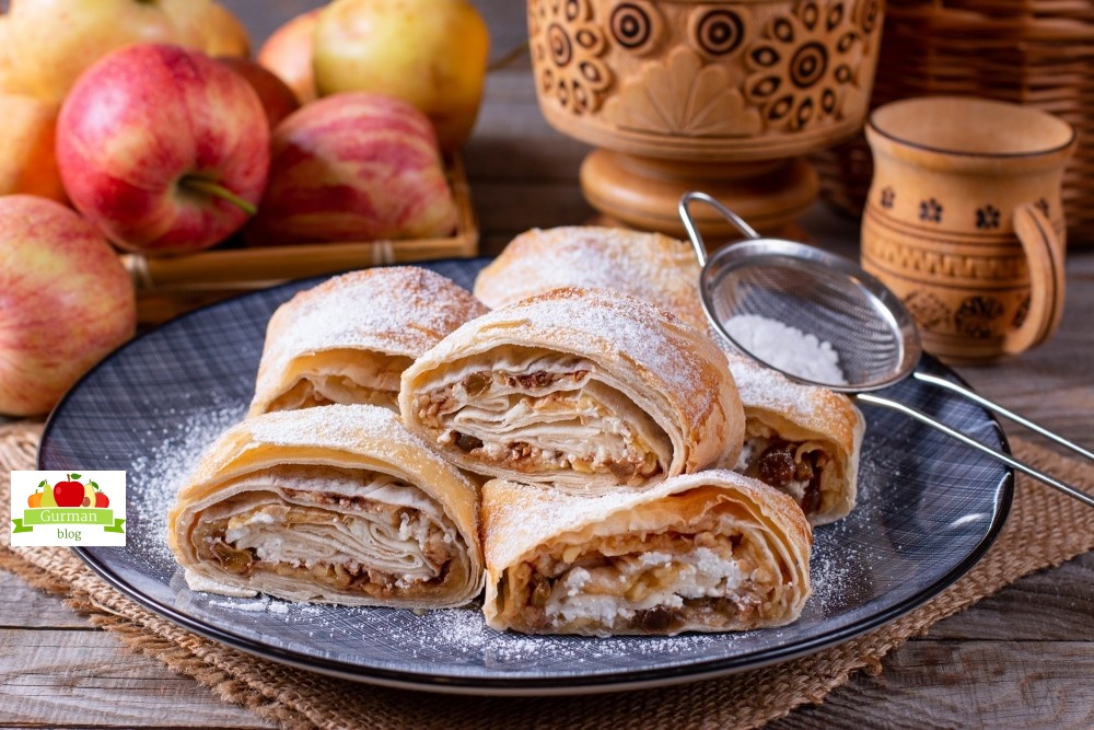 Штрудель из лаваша с творогом, яблоком и изюмом