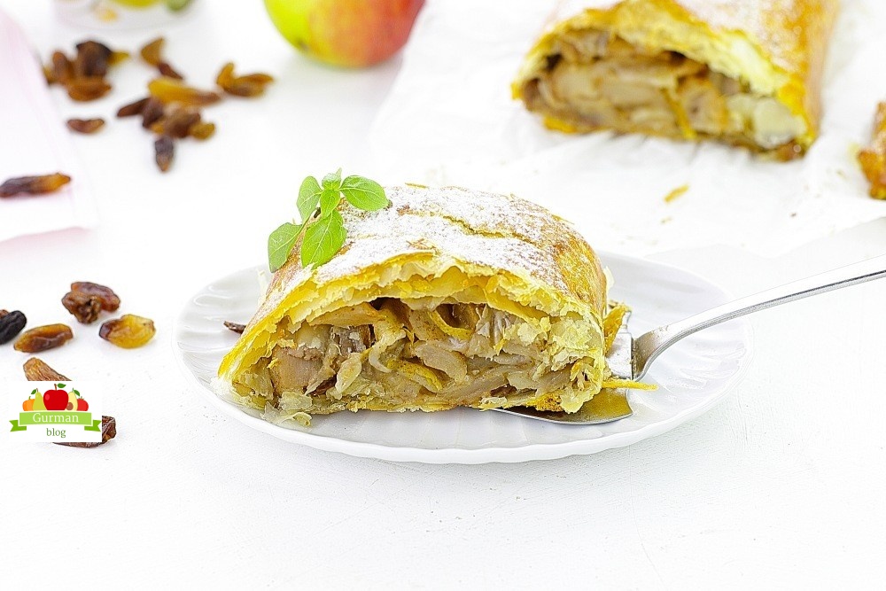 Штрудель с яблоками и корицей из готового слоеного теста