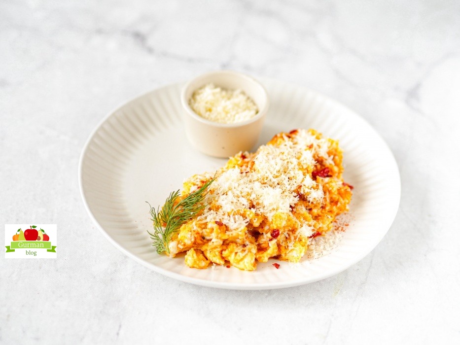 Скрэмбл с сыром и паприкой на завтрак