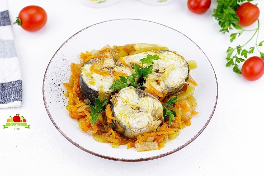 Скумбрия на сковороде с луком и морковью