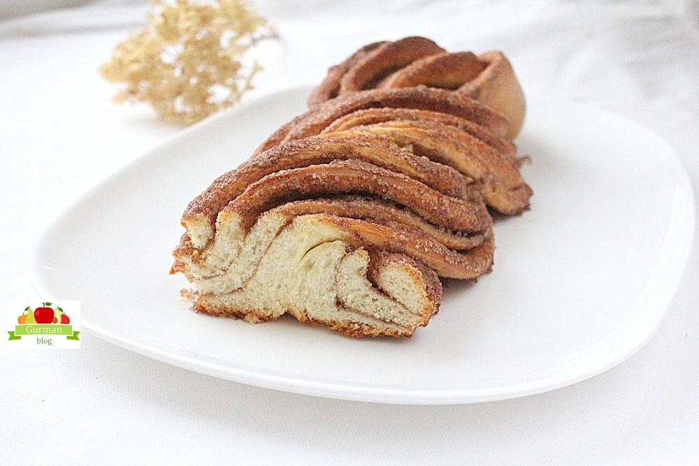 Сладкая плетенка из дрожжевого теста с корицей