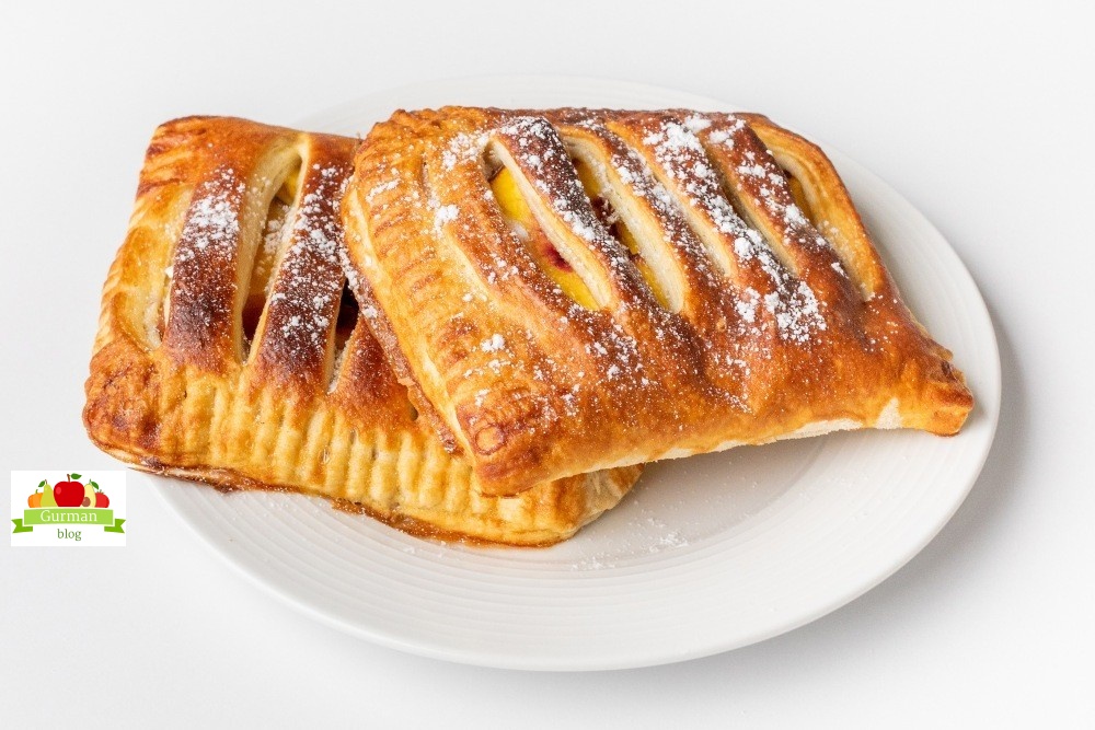 Сладкие пирожки из слоеного теста в духовке