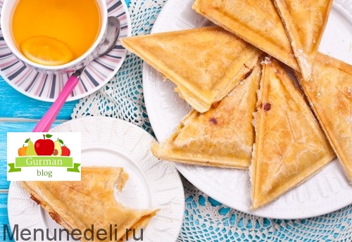 Слоеные пирожки с яблоками