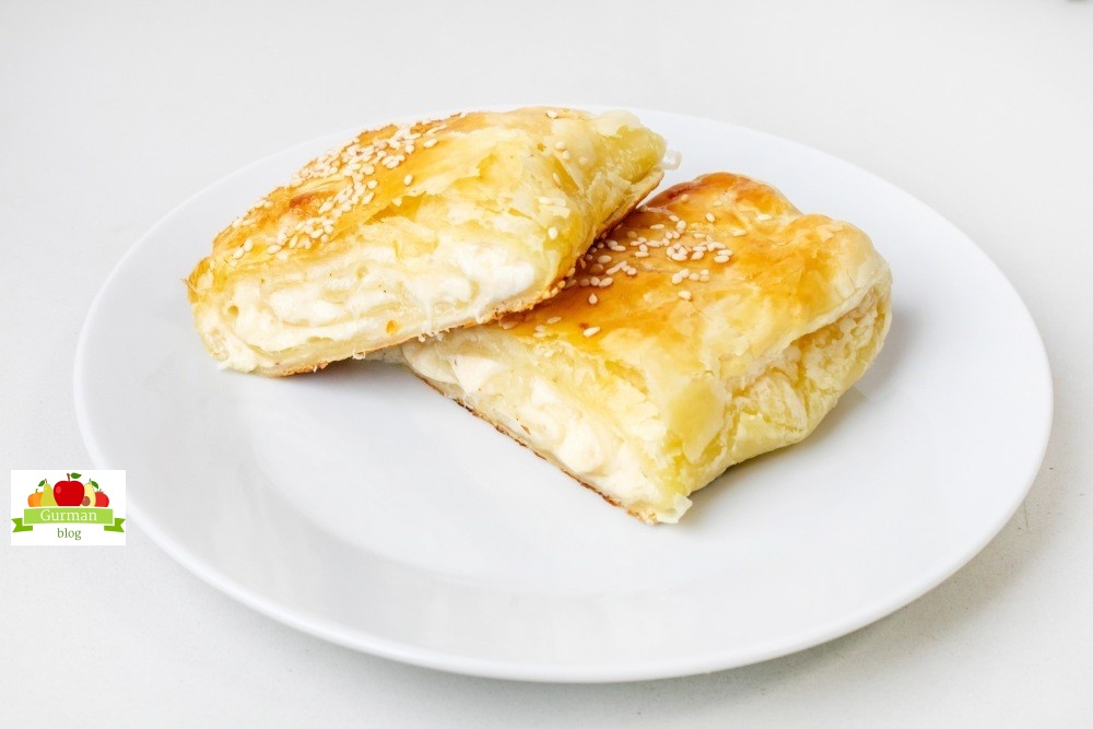 Слоеный пирог с сыром