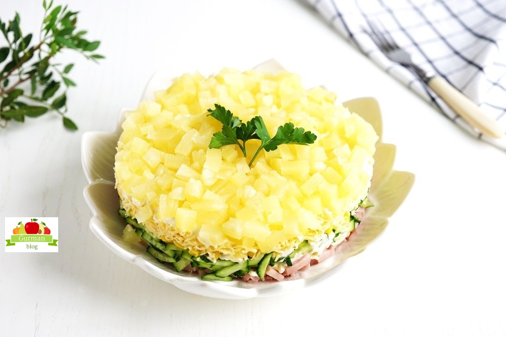 Слоёный салат с ананасом и сыром